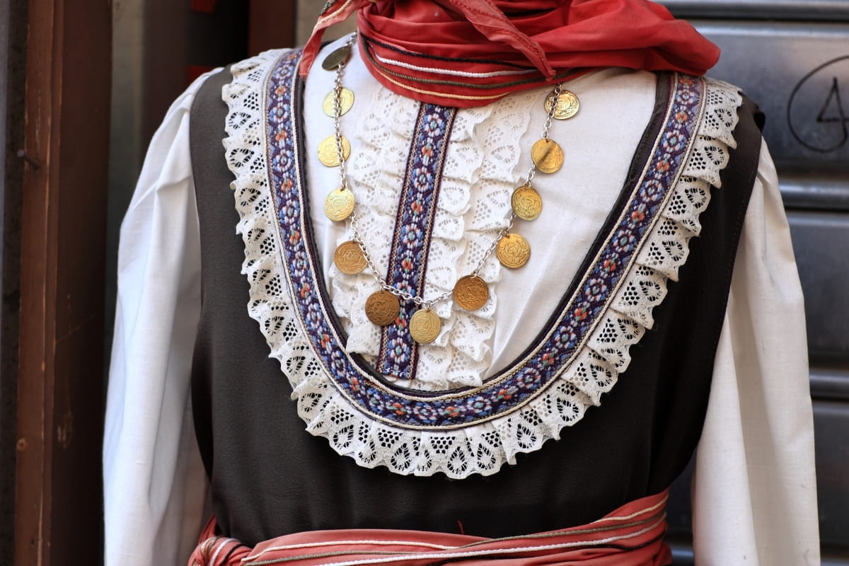 Learning Greek dances in Spain: explore another culture